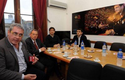 Junto a massistas, enviados del Adolfo hicieron pie en Provincia para hablar de �la falta de planificaci�n� de Scioli