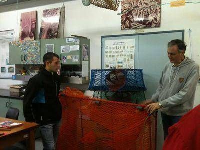 J�venes del Centro Cerrado realizaron un taller de redes para pesca y deportes