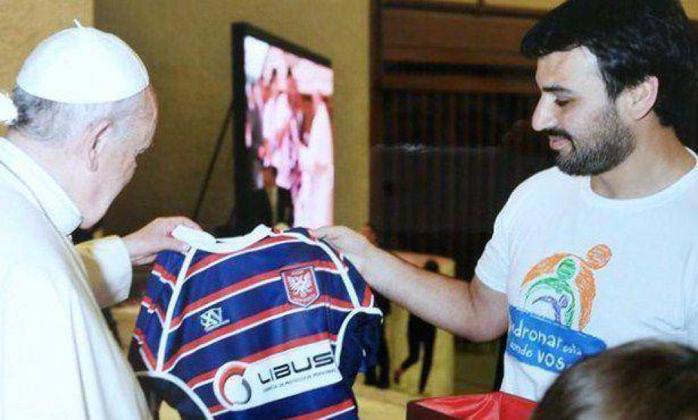 El Papa Francisco recibi� la camiseta del Don Bosco Rugby