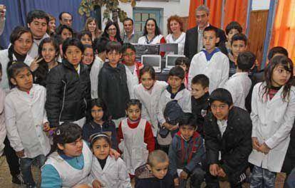 Ferraresi visit� escuelas de Pi�eiro y Dock Sud