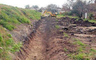 Pese a la desaprensi�n de algunos vecinos, contin�a la limpieza de desag�es y canales