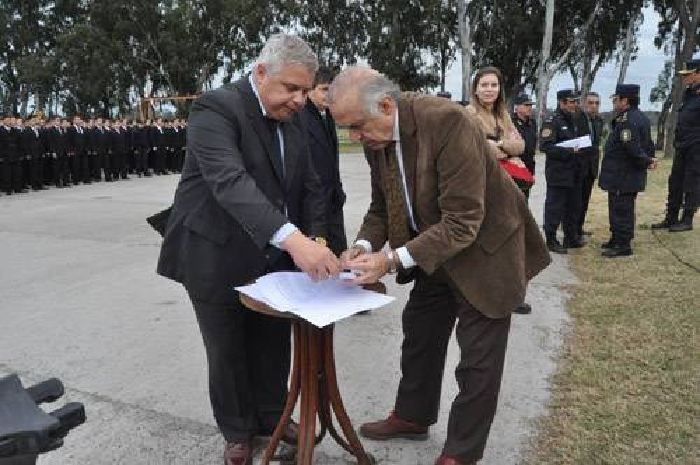 Provincia y municipio suscribieron convenio por la Polic�a Comunal: Passaglia plasm� por escrito su adhesi�n al programa
