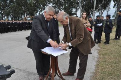 Provincia y municipio suscribieron convenio por la Polic�a Comunal: Passaglia plasm� por escrito su adhesi�n al programa