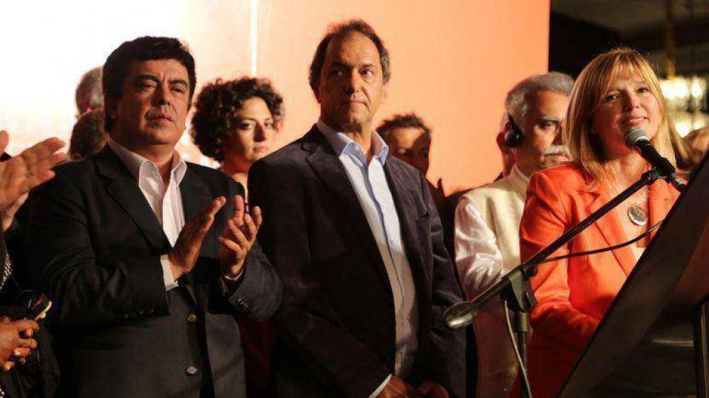 En la carrera provincial por la sucesi�n, otro gesto de Scioli: compartir� escenario con Espinoza en Punta Alta