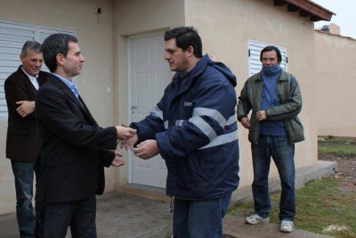 Se entregaron 4 nuevas viviendas del barrio Bancario III