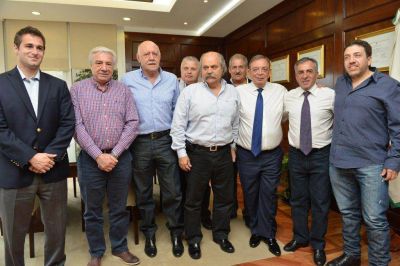Granados termina la semana con una foto rodeado de massistas contentos por la Polic�a Local