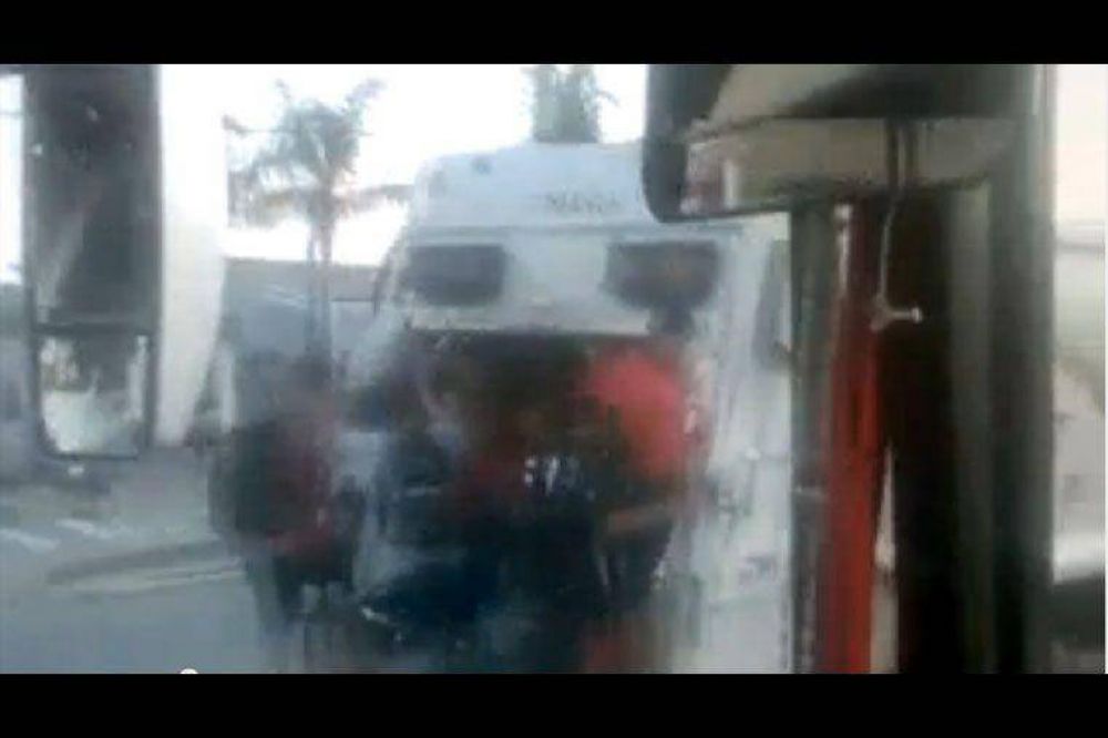 Filman a un cami�n recolector transportando a un grupo de chicos en avenida Almafuerte