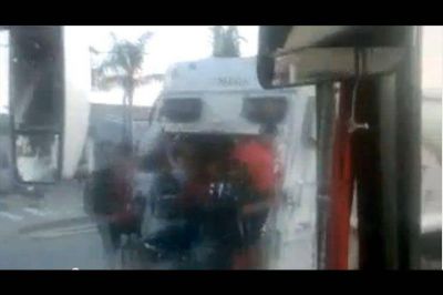 Filman a un cami�n recolector transportando a un grupo de chicos en avenida Almafuerte