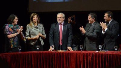 Garz�n recibi� Honoris Causa y destac� a Urribarri	 