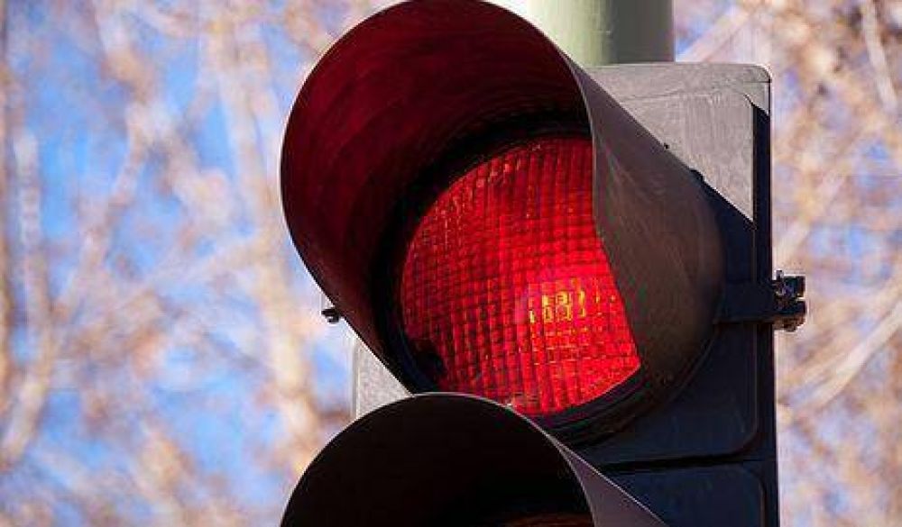 Ciudad: La multa por cruzar sem�foro en rojo ser� de $9600