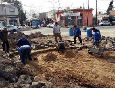 Contin�an los arreglos en las calles empedradas de Lomas
