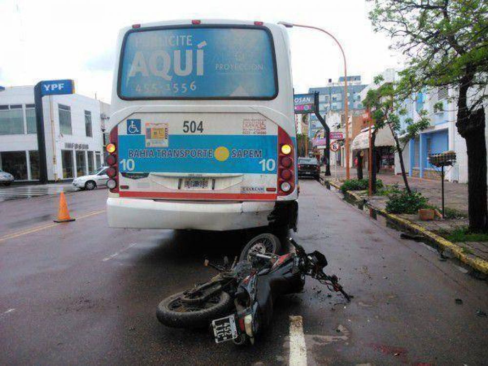 Un motociclista internado, tras chocar desde atr�s con un colectivo