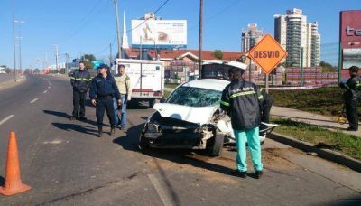 Un hombre muri� tras chocar contra un poste en avenida Col�n