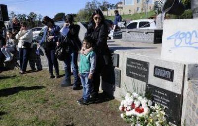 Recordaron a los obreros fallecidos con cr�ticas a la Justicia, a la UOM y a Metal�rgica Tandil
