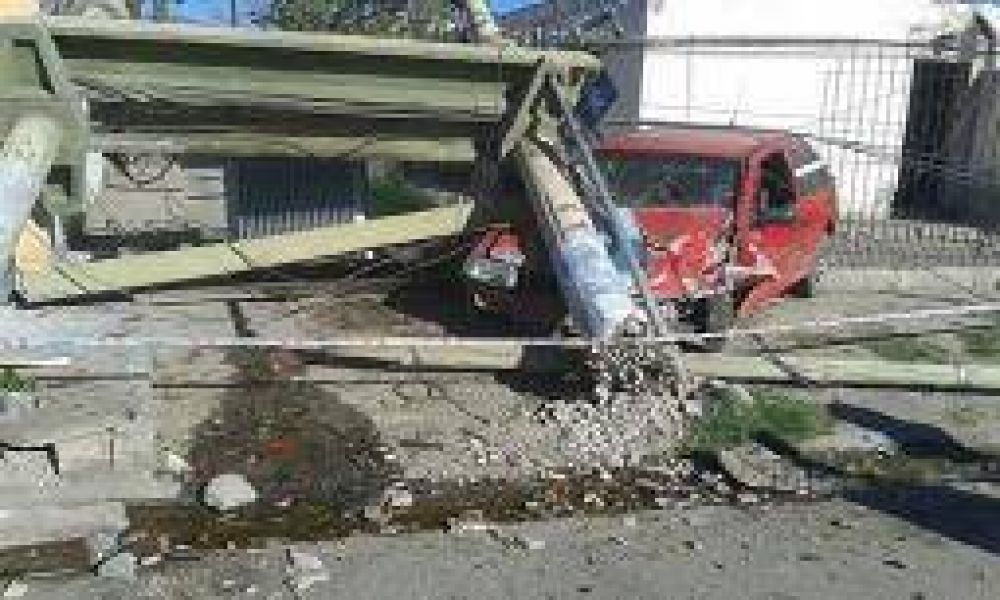 Capital. Choc� contra un poste y dej� sin luz a un barrio entero