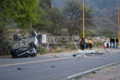 Un muerto y cinco hospitalizados por un violento vuelco en la ruta 4