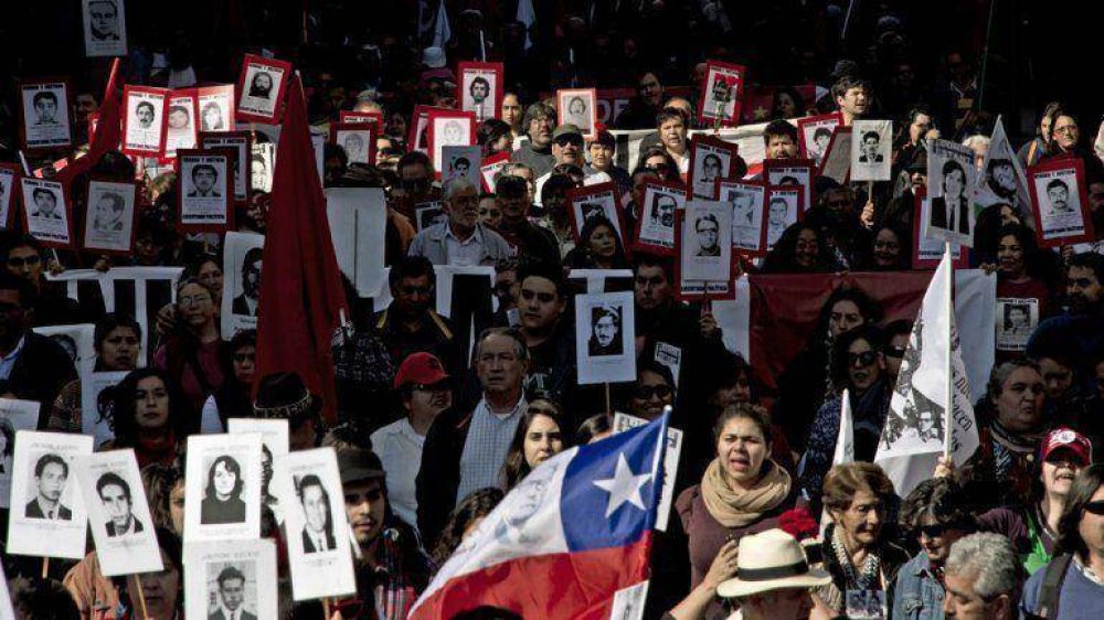 Miles de personas marcharon en Chile contra la dictadura de Pinochet