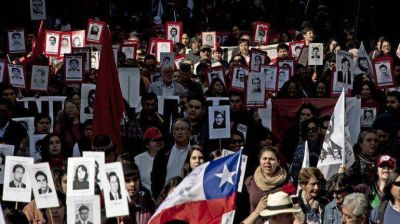 Miles de personas marcharon en Chile contra la dictadura de Pinochet