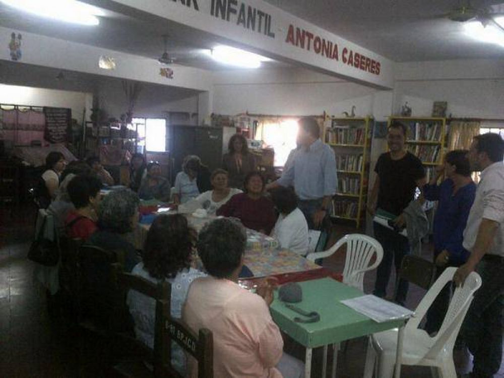 Mat�as Posadas visit� la Biblioteca Popular Casimiro Cobos y el Club de Abuelos de Barrio Hernando de Lerma