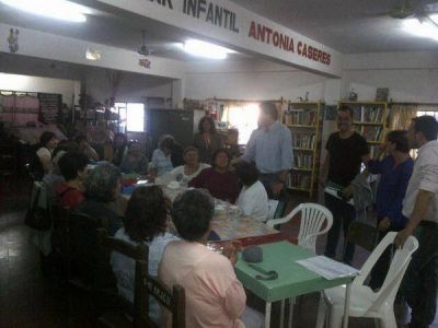 Mat�as Posadas visit� la Biblioteca Popular Casimiro Cobos y el Club de Abuelos de Barrio Hernando de Lerma