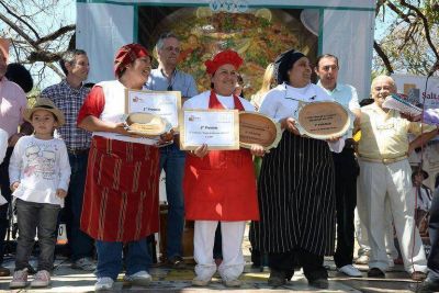 Ramona Rueda fue coronada como ganadora del 5to Concurso de la Paella de Conejo