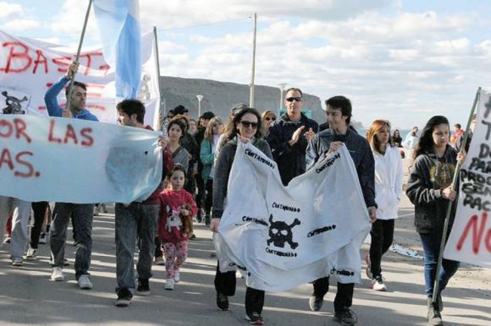 Vecinos de Rada Tilly marcharon para que no tiren agua cloacal en la playa
