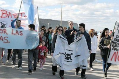 Vecinos de Rada Tilly marcharon para que no tiren agua cloacal en la playa