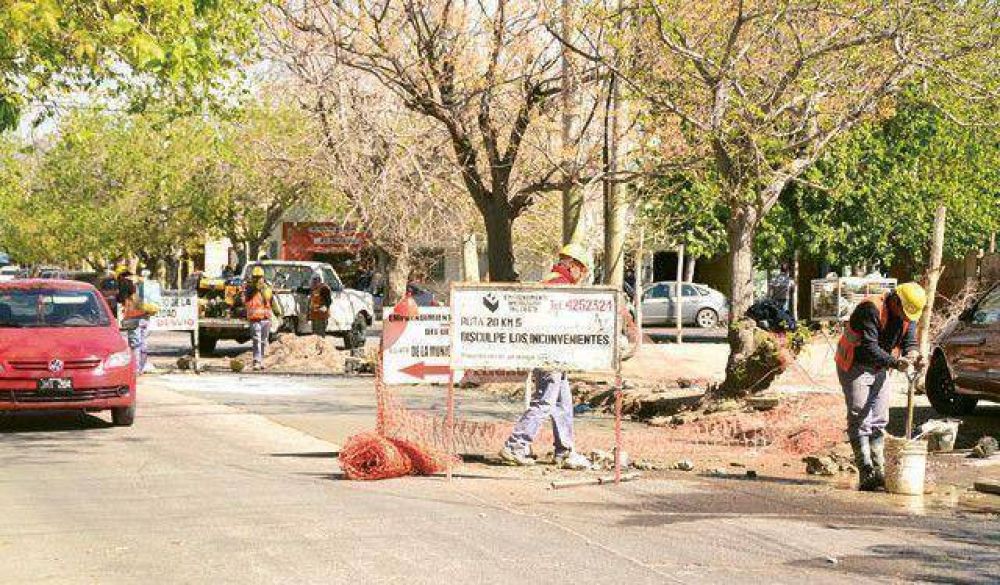 Tras los reclamos vecinales arreglan calles en Capital