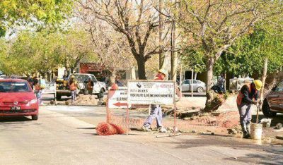 Tras los reclamos vecinales arreglan calles en Capital