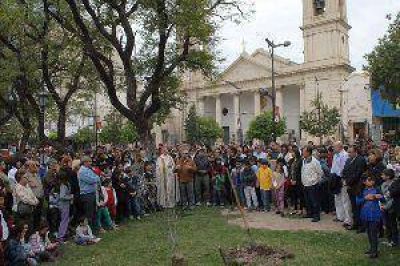 La comunidad elev� su oraci�n para pedir por la paz en el mundo y en especial en los hogares santiague�os
