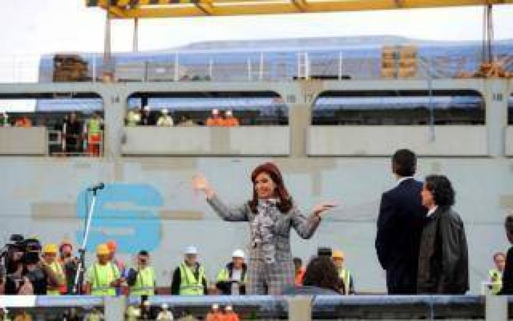 Cristina recibi� trenes para el Mitre y anunci� que en 2015 comenzar� la renovaci�n del Roca