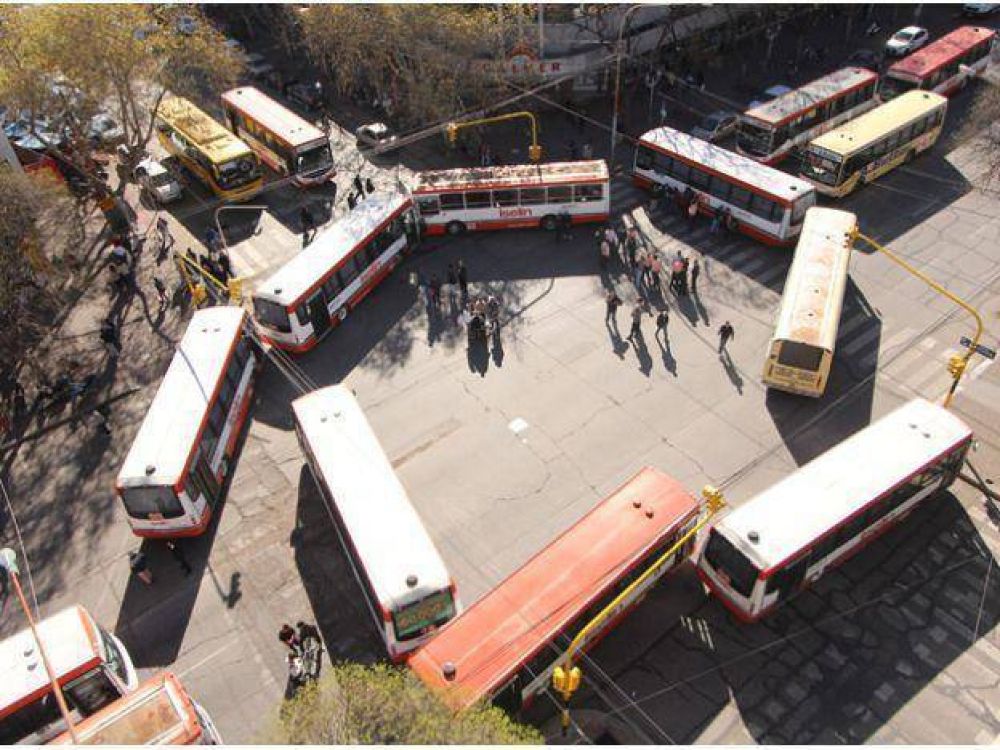 Sorpresivo corte de colectiveros en las calles de San Rafael exigiendo m�s seguridad