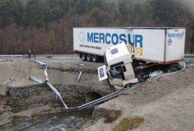 Aparatoso accidente de cami�n chileno camino al Paso Samor�