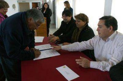 Municipio firm� convenio con instituciones intermedias