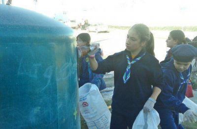 El Municipio y el Grupo Scouts Navales limpiaron el Paseo del Centenario