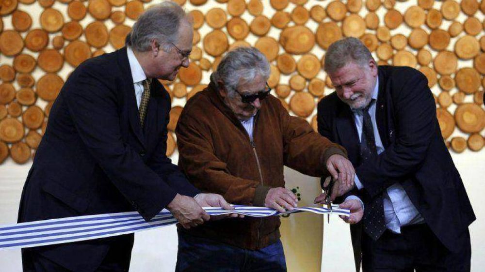 Uruguay inaugur� en Colonia una papelera que producir� 1,3 millones de toneladas al a�o