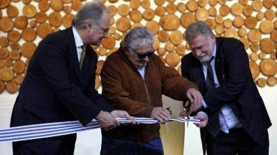 Uruguay inaugur� en Colonia una papelera que producir� 1,3 millones de toneladas al a�o