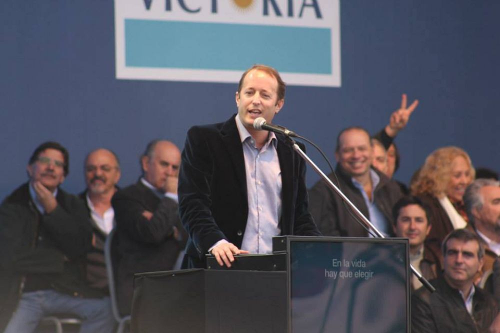 Mientras se saca fotos con Massa, el oficialismo conf�a en que Insaurralde votar� con el FpV
