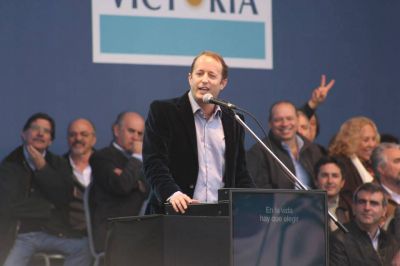 Mientras se saca fotos con Massa, el oficialismo conf�a en que Insaurralde votar� con el FpV