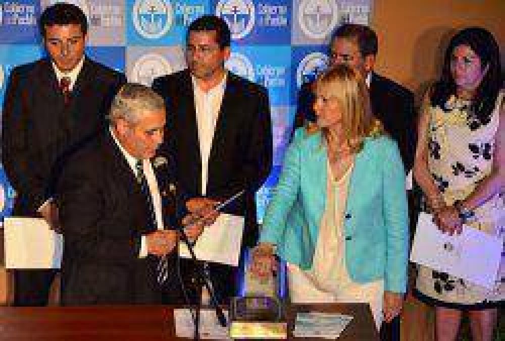 Involucran a funcionaria de Fabi�n R�os en presuntas compras irregulares por $ 115.000
