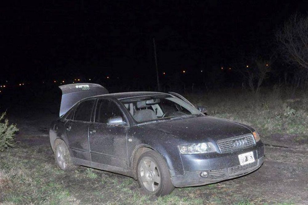 Robaron un auto con una ni�a en su interior y lo dejan abandonado
