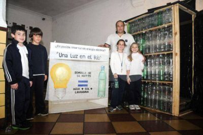 Un refugio y un litro de luz, con materiales de desecho