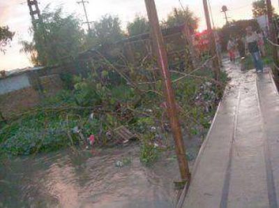 Tormenta, apag�n, anegamientos y basura