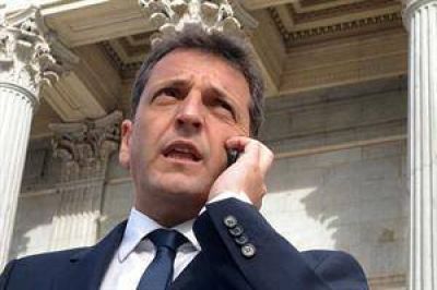 Massa rindi� examen con sindicalistas