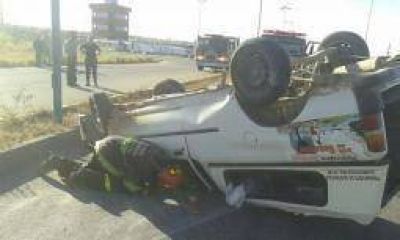 Capital. Esquiv� un perro y termin� volcando su camioneta