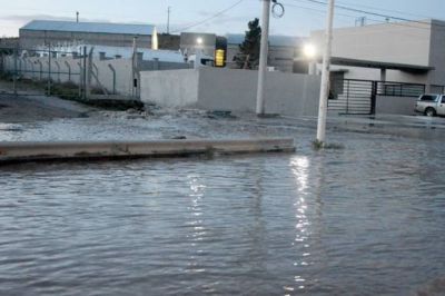 Se inund� la ruta 3 por rotura de ca�o