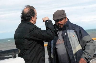 Un hombre intent� arrojarse al mar pero intercedi� el viceintendente Linares