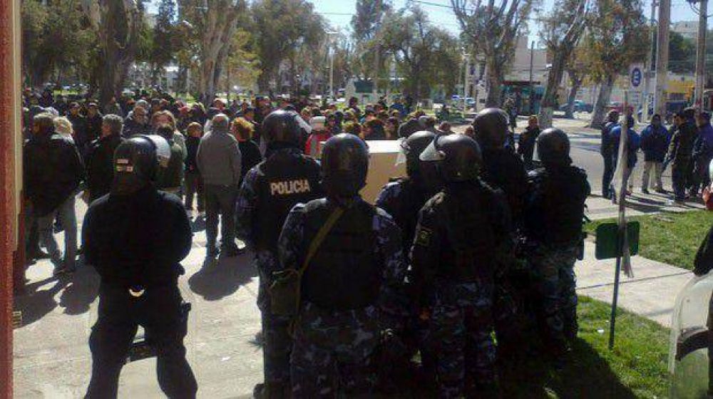 Violento desalojo de municipales en la Intendencia de Puerto Madryn