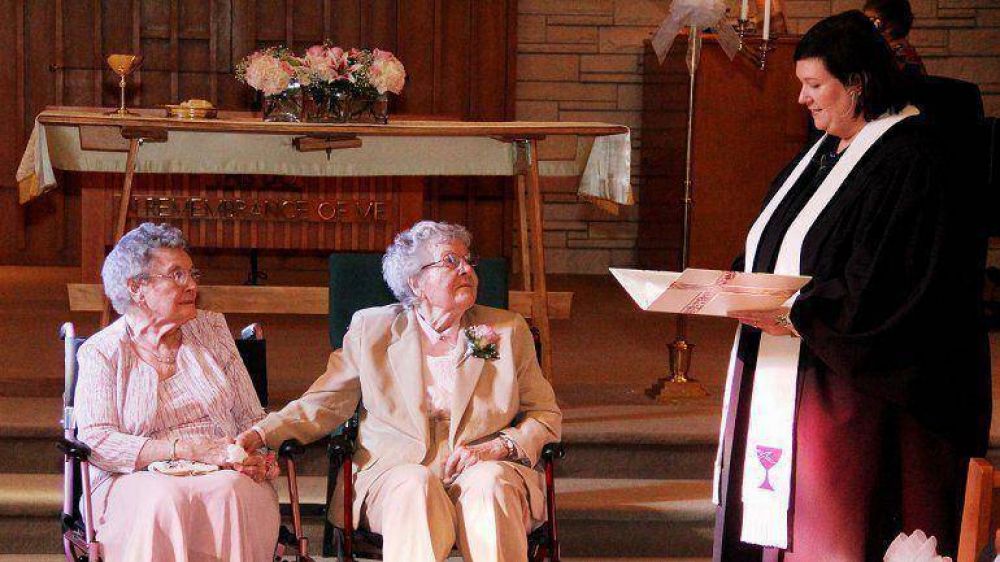 Tras 71 a�os juntas, dos lesbianas de 90 a�os se casaron en EEUU