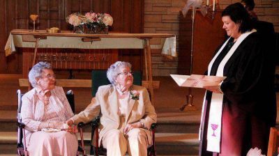 Tras 71 a�os juntas, dos lesbianas de 90 a�os se casaron en EEUU